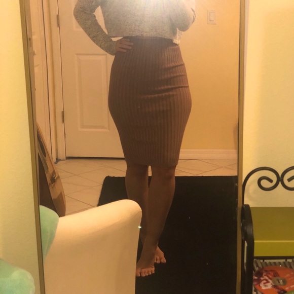 🥠 Bodycon Midi Skirt in Tan - Picture 3 of 4